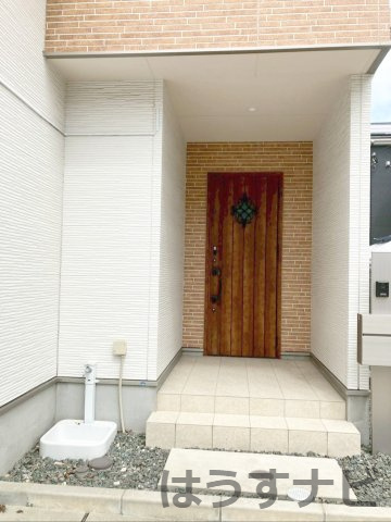 悪天候時でも快適に出入りができる屋根付きの玄関ポーチです！