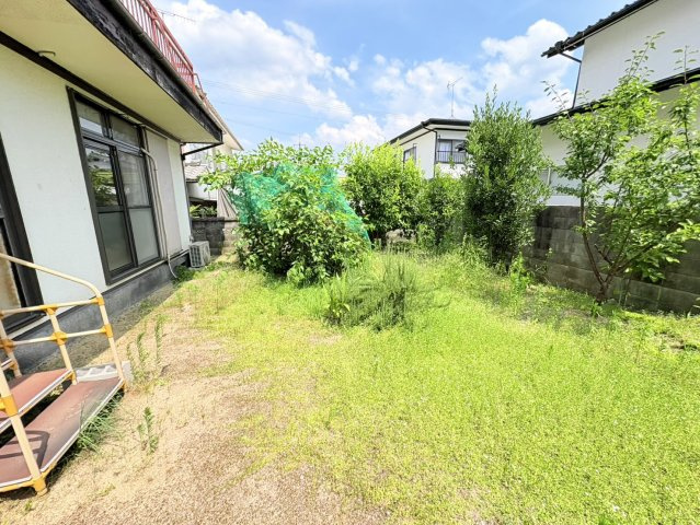 広々としたお庭は、家庭菜園やガーデニング、お子様の遊び場など、多彩な使い方が楽しめる魅力的なスペースです。季節の花や植栽を育てながら、ご自宅で四季の移ろいを感じる暮らしが叶います。