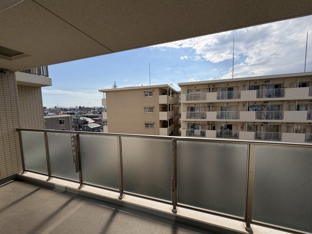 日差しがしっかり届く開放感あふれるバルコニー。視界を遮る大きな建物がなく広々とした空を望めます。お洗濯物がしっかり乾くのはもちろん、リフレッシュスペースとしても最適です。