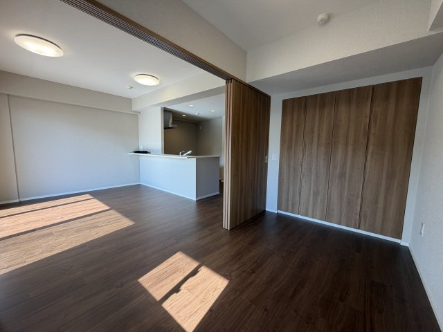 引き戸を開放すればLDKと一体化した大空間として使用可能！ライフスタイルに合わせて柔軟に空間を区切れます。大容量のクローゼットを備え、日当たりも良く開放感あふれるお部屋です。