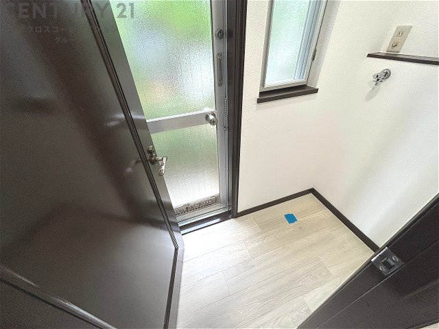 洗濯物の仕分け作業がしやすく、整理整頓が容易になります。洗濯音や湿気を他の部屋に持ち込まず、生活環境を快適に保ちます。上部を活用すれば収納スペースを確保でき洗剤や洗濯用品の整理もしやすくなります。