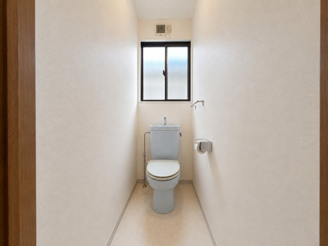 2階にもトイレが設けられているため、1階まで移動する必要がなく、就寝時や朝の忙しい時間帯にも便利です。各階にあることで、ご家族の利用が重なった際にも対応しやすく、人数の多いご家庭にも嬉しい設備です。