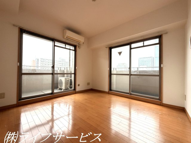 洋室6.5帖／角部屋につき窓2面あり！開放的なお部屋です！