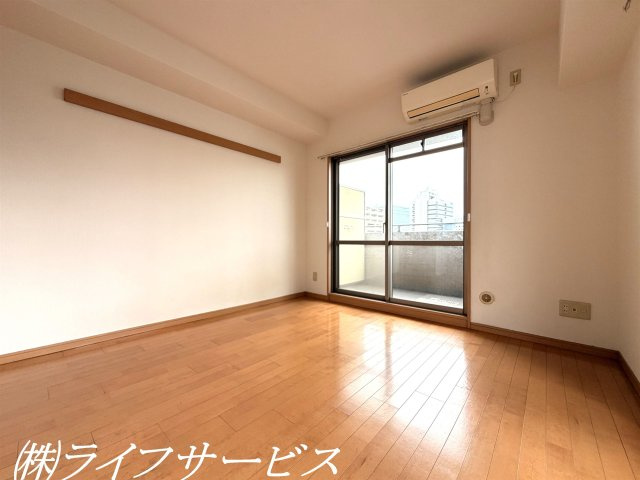 洋室6.5帖／角部屋につき陽当り通風良好！
