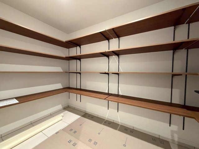 可動棚付きのシューズインクローゼットを備えており、家族全員の靴やお出かけ用品もすっきり収納可能！散らかりがちな玄関周りもきれいに保てて、毎日の外出や帰宅がよりスムーズで快適になります♪