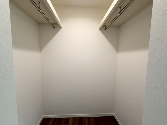 衣類や大型荷物もすっきり収まるウォークインクローゼットを設置！季節物の服や趣味の道具をひとまとめに管理できるため、お部屋の散らかりを防ぎ、居室空間を常に広々と有効活用できます♪