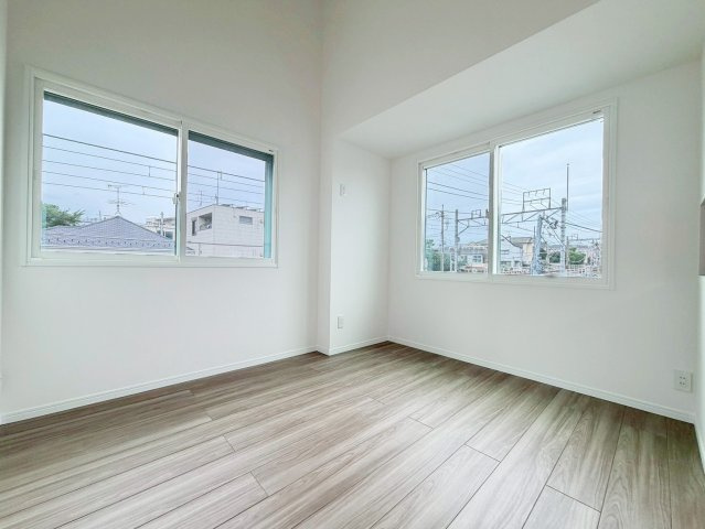 約9.8帖のゆったりとした大空間！勾配天井ののびやかな空間設計と2箇所のWICにより、収納力と開放感を両立。大型ベッドを置いてもゆとりがあり、心身ともにリラックスできる上質な時間を過ごせます♪
