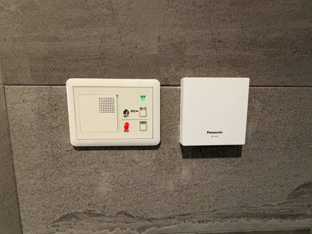 ワンタッチで玄関扉の施解錠操作ができる便利なコントロールパネル！室内からスムーズに解錠・施錠が行えるため、慌ただしい朝や来客時も手間取らず快適です。防犯性も向上しご家族の安心感を高めます♪