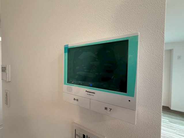 来訪者の顔を室内からしっかり確認できる大画面TVモニター付きインターホン！お子様のお留守番や夜間の訪問時も安心して対応でき、防犯性を大きく向上。日々の安全な暮らしと家族の笑顔を守る頼もしい設備です！
