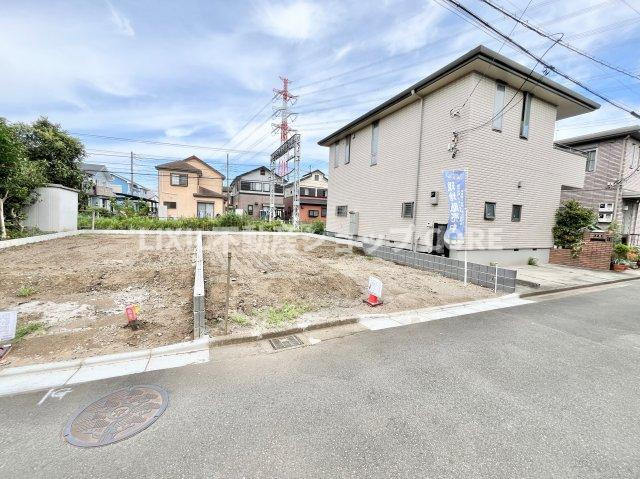 前面道路は閑静な住宅地をはしる車通りの少ない道路。お車の出し入れが苦手なママや小さなお子様にも安心　