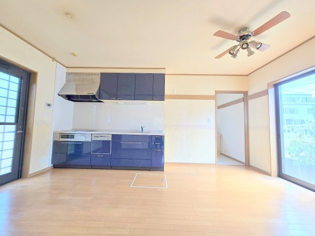リビングとキッチンも明るい空間です♪