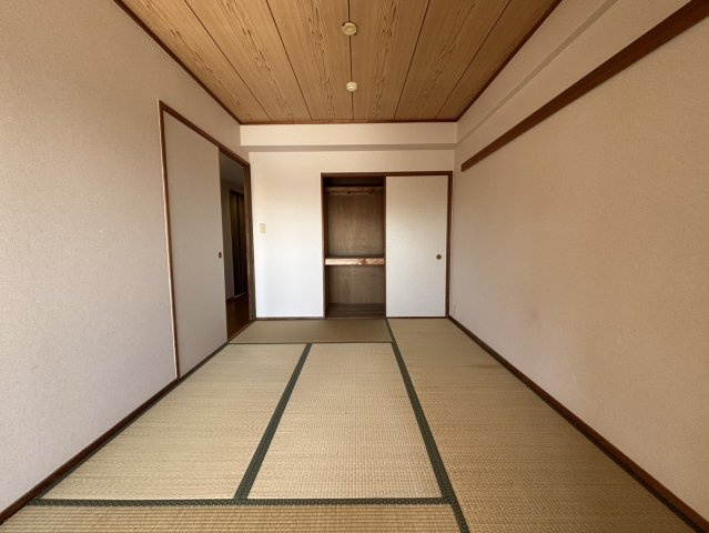 奥行きのある押入れ収納を備えた和室。布団や季節用品などをすっきり整理でき、生活空間を広く保てます。シンプルな造りながら収納力が高く、使い勝手の良い設計です。住まいを整える実用性に優れたポイントです。