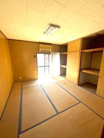 2階和室。畳敷きの和室で、壁一面に棚が造作されています