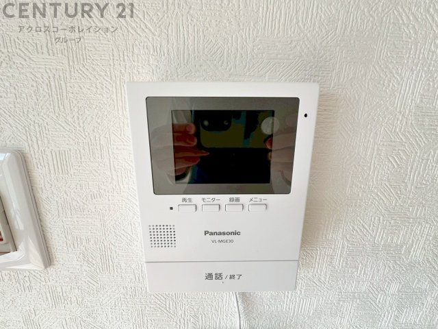 訪問者が来たときにテレビ画面で確認できるため、安心してドアを開けられます。録画機能があるものもあり、留守中に来訪者を記録しておくことができます。利便性が高く、セキュリティ面でも安心です。　
