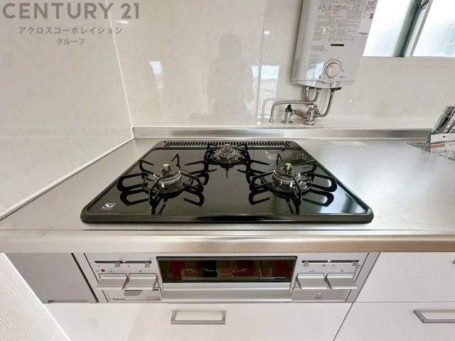 多数の調理器具を同時に使用でき、料理の効率化が可能。省エネで節約になり、様々な料理スタイルに適応できます。また、火力調整が独立しており、手入れや掃除もしやすく、今よりもっとお料理が楽しくなるかも。　