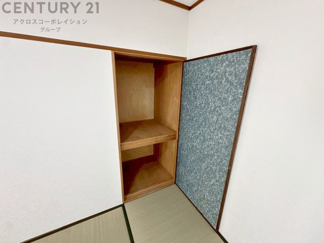 押入れは季節の衣類、寝具などを収納できます。伝統的な美しさと実用性が融合し、収納物を保護する調湿・換気効果があります。使い方によっては書類や小物なども効果的に整理でき空間を有効活用できます。　