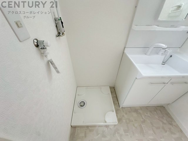 洗濯物の仕分け作業がしやすく、整理整頓が容易になります。洗濯音や湿気を他の部屋に持ち込まず、生活環境を快適に保ちます。上部を活用すれば収納スペースを確保でき洗剤や洗濯用品の整理もしやすくなります。　