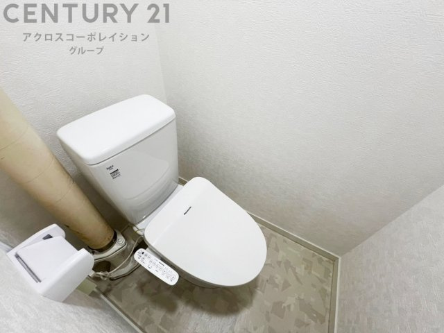 温水洗浄便座付トイレは温水洗浄機能により、暖かい水でおしりを洗浄することができ、冷たい水を使う従来の便座に比べ、温水洗浄機能で暖かいトイレを提供し、快適な使用を可能にします。　