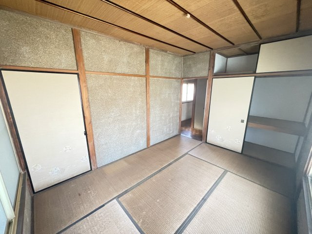 2階6帖和室です。南側にあるお部屋のため日当たり良好です。