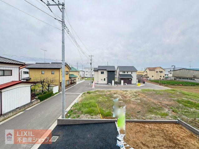 【建物からの眺望】現地完成写真。バルコニーからの景色。十分な間隔が確保されております。