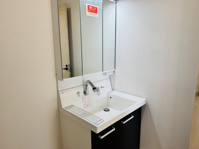 ～3面鏡付きの独立洗面台　細々している物をスッキリ収納出来ます～