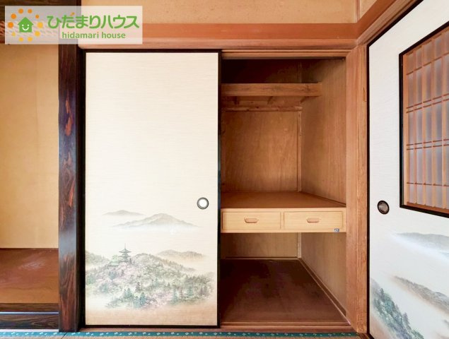 和室の収納は横開きクローゼット！　しまった物の出し入れも楽々です(^^)