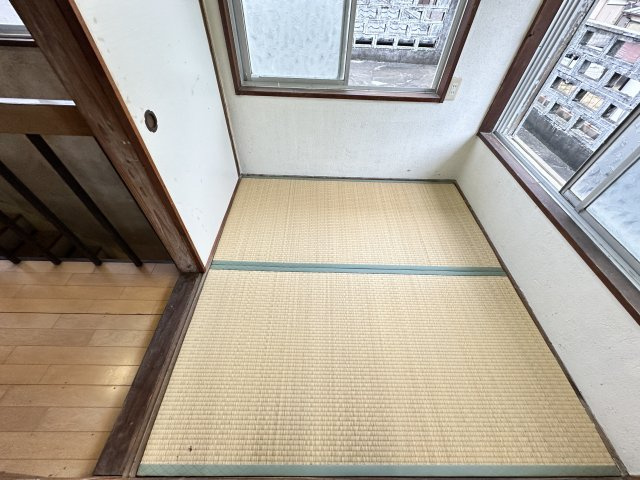 2階にあるコンパクトな2帖の和室です。窓が2つあり、圧迫感を感じさせない設計。テレワーク用の書斎や、趣味に没頭できる「秘密基地」のような個室として、ライフスタイルに合わせて便利に活用できます。