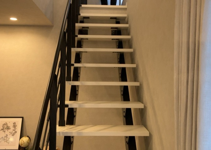 建物の上下階の通路である階段は、その位置によって動線や室内の印象が大きく左右されます。手摺にも重要な役割があり、転倒の防止・歩行や動作を円滑にして日常生活を支えることを主な目的として設置されています。