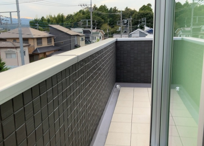 バルコニーは、室外の専用スペースのうち、「屋根がなく開放された空間」であるものを指します。ベランダより広いタイプのものが多く、日当たりもよいため家庭菜園などを楽しみたい人にとって適した環境となります。