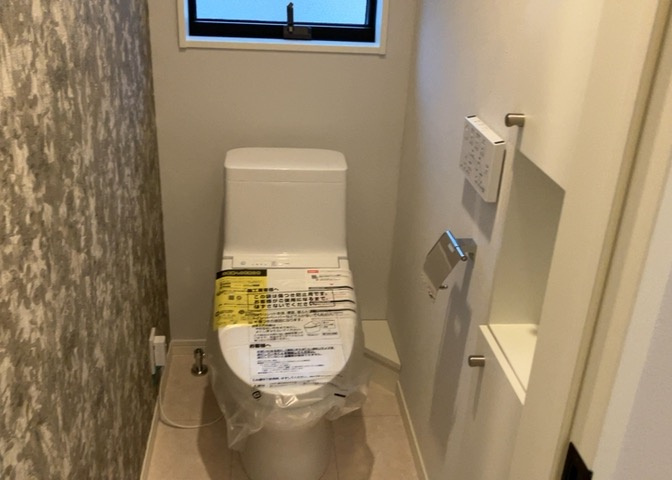 トイレは大きさや形、機能、抗菌性などが異なる多種多彩なタイプが各メーカーから出ています。それぞれに良さがあるため、事前にどういったタイプのトイレがいいのかをご家庭内で決めて、内見に行くといいでしょう。