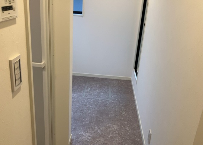 多くの戸建て住宅で見かける洗面脱衣所は、洗面台と洗濯機が2畳ほどのスペースに並べられていて、洗面所が脱衣所を兼ね備えている間取りが一般的です。お客様が利用することもある、パブリックな空間でもあります。