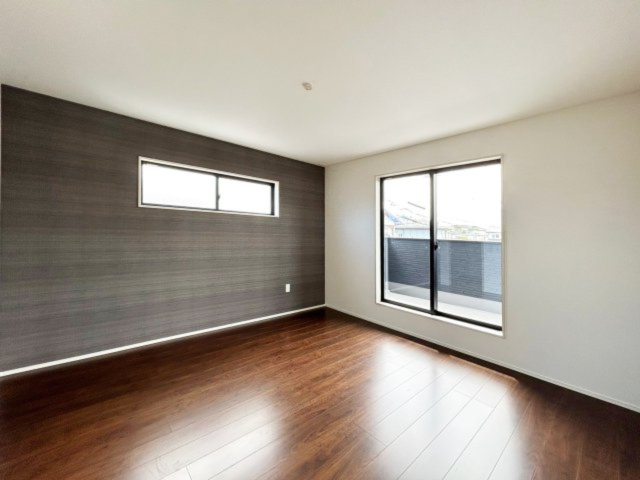 2階寝室、バルコニーに面した明るいお部屋です（施工例）　