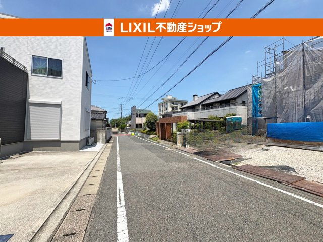 前面道路です。小学校まで徒歩6分。バス停徒歩4分。アクセスとても良いです！　