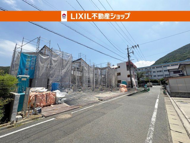 前面道路、幅員6mあります。駐車もしやすいですね。（完成写真準備中）