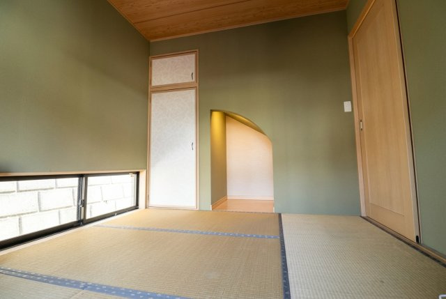 落ち着いた色合いの和室空間。客間やくつろぎスペースとしても使える一室です。