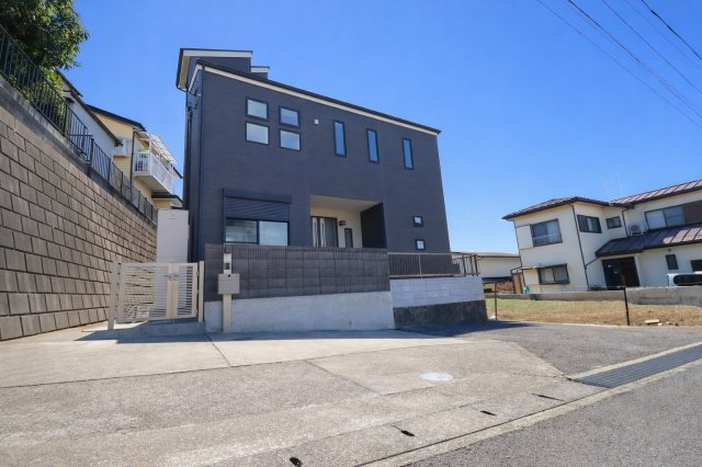 道路から見た外観は、スタイリッシュな黒の外壁が特徴的。建物周囲の敷地も広く、生活の幅が広がります。