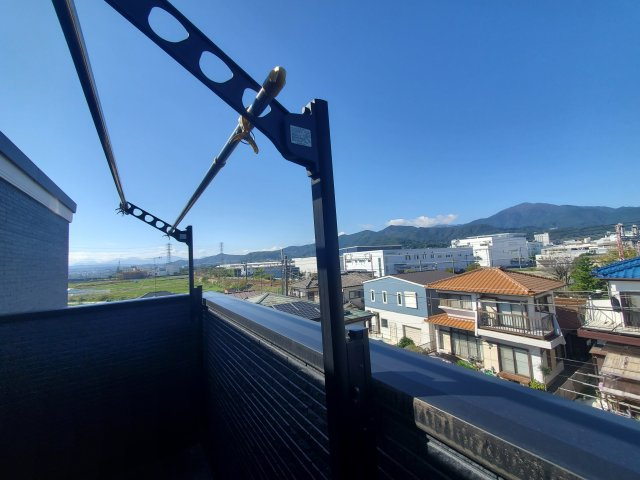 屋上バルコニーからは、晴れた日には富士山を望むことができます。洗濯物も十分に干せる広さを確保！