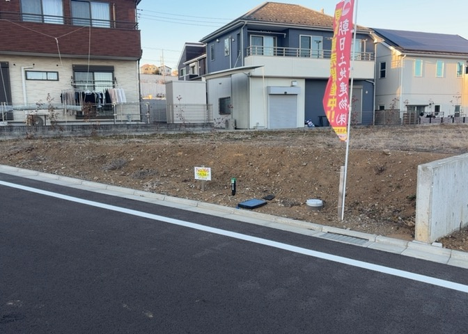 土地の面積＝住宅面積ではありません。建ぺい率の問題などで、土地のある場所によって住宅を建てられる面積は限られています。高さもしかり、「土地」という言葉の中には、建築条件も含まれると考えておきましょう。