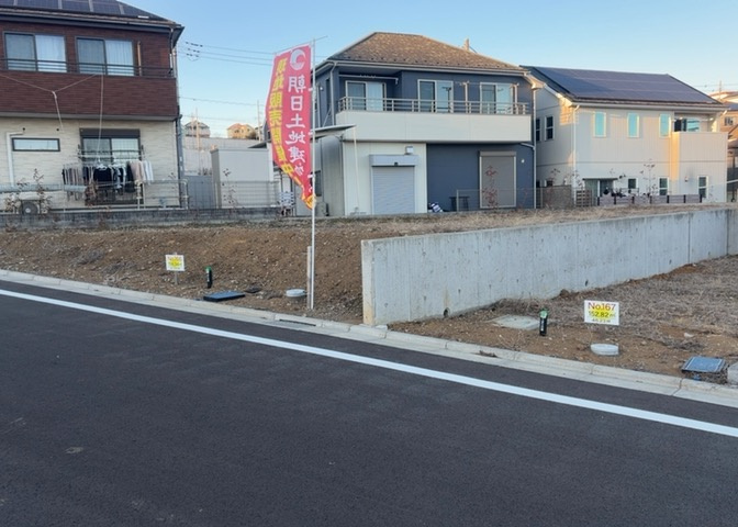 家を建てる場合、方位は要チェックです。現実的に日当たりのよい家ならばリビングは南側、建築基準法でも北側に当たる家への配慮は求められています。土地を見学に行く際は、方位磁針を持って行くようにしましょう。