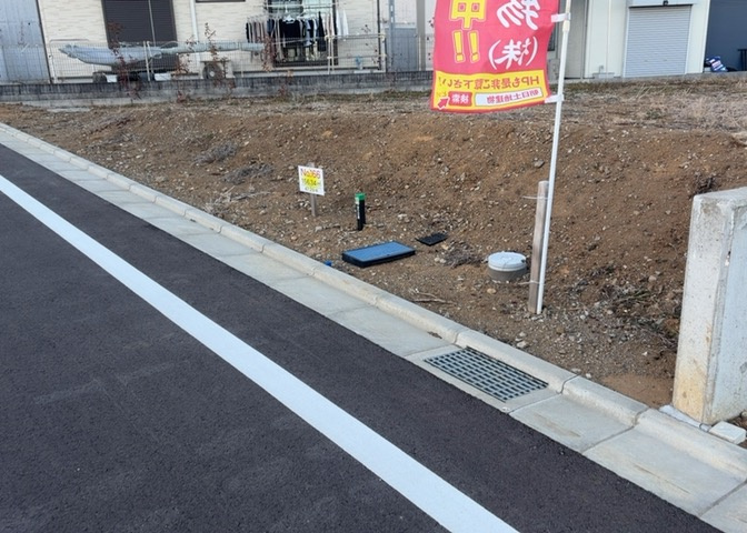 土地の前の道路に消火栓が設置されていることがあります。この場合、道路交通法第45条第1項により、駐車禁止の場所が指定されています。そのため、車庫などの駐車スペースをつくることができない場合があります。