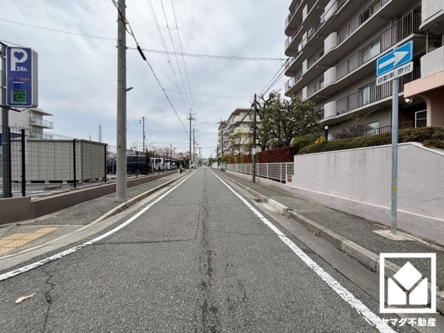 阪神武庫川線「東鳴尾」駅まで徒歩約4分、阪神本線「武庫川」駅まで徒歩約16分の立地。2沿線利用可能で、毎日の通勤・通学だけでなく、休日のお出かけまで利便性に優れています。