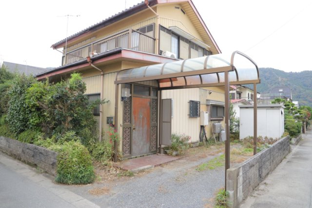現地に行くなら、物件の周囲の地形がどうなっているかを見ることも大切です。周辺より低くなっている土地では、大雨などで水が集まりやすいため、地盤が弱くなっているということも考えられるため、注意が必要です。