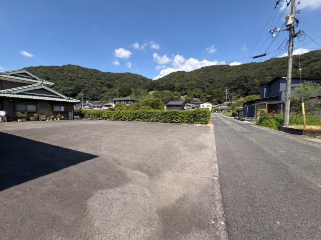 周辺環境を確認できる現地写真です。自然豊かな山並みを望むことができ、穏やかで落ち着いた住環境が魅力です。周囲には住宅が建ち並びながらも圧迫感が少なく、ゆったりとした暮らしを楽しめる立地です。