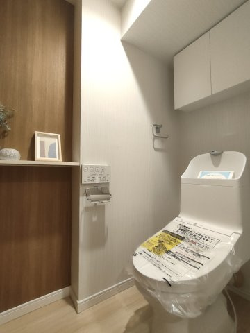 【トイレ】　シンプルで清潔感のあるトイレ空間です。