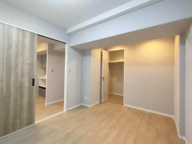 【洋室　約6.1帖】　シンプルな造りで家具の配置がしやすい一部屋。自分好みの空間が作れます。