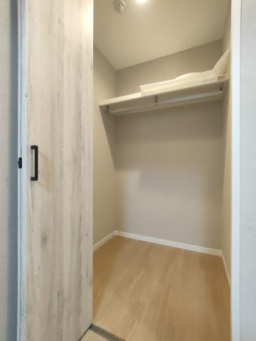 【洋室　収納】　各部屋に収納を備え、衣類や荷物もすっきり整理できます。