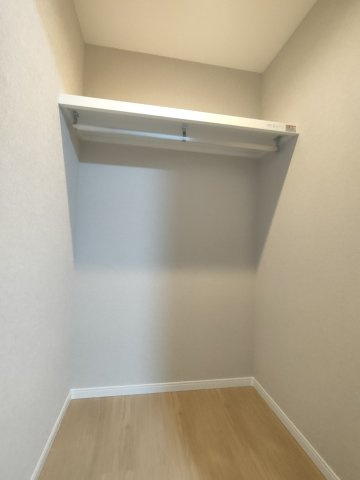 【洋室　約6.5帖　収納】　クローゼット完備で、衣類や荷物もすっきり収納。