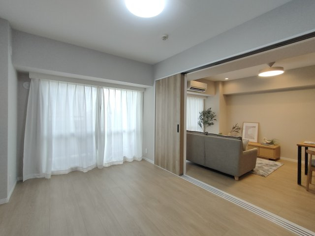 【洋室　約6.3帖】　LDKに面した洋室は、小さなお子様のプレイルームや家事室としても活躍。