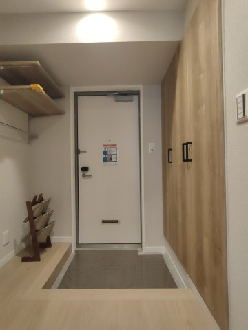 【玄関】　清潔感のある玄関で、お客様を気持ちよくお迎えします。