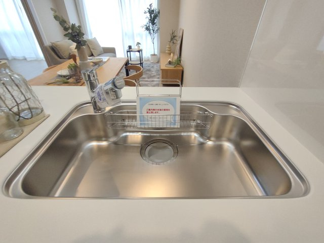 【シンク】　広々としたシンクで、洗い物や調理もスムーズに。